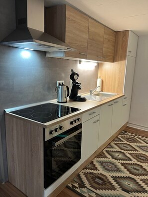 Kühlschrank, Mikrowelle, Ofen, Herdplatte