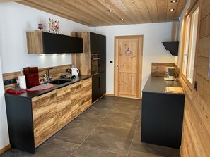 Microwave, oven, stovetop, dishwasher - Chalet Serre Chevalier Hautes Alpes Altitude 1500m - Winter and Summer (Le Monêtier-les-Bains)
