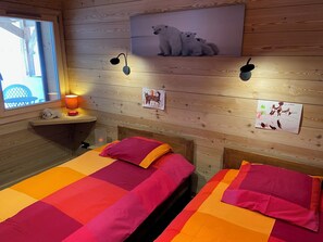 2 bedrooms, iron/ironing board, WiFi, bed sheets - Chalet Serre Chevalier Hautes Alpes Altitude 1500m - Winter and Summer (Le Monêtier-les-Bains)