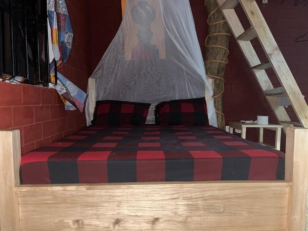 Caja de seguridad en la habitación y tabla de planchar con plancha 