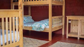 Yhteismajoitus, parveke, vuoristonäköala | Tallelokero huoneessa, silitysrauta/-lauta, ilmainen Wi-Fi