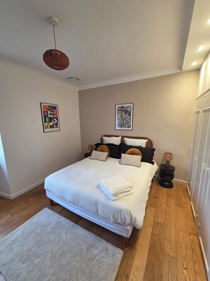 3 bedrooms, iron/ironing board, internet, bed sheets