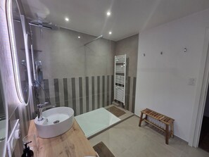 Een douche, een haardroger, handdoeken, zeep