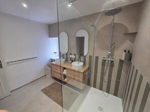 Een douche, een haardroger, handdoeken, zeep