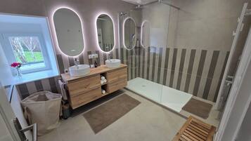 Een douche, een haardroger, handdoeken, zeep