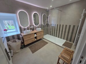 Douche, sĂšche-cheveux, serviettes fournies, savon