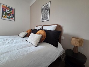 Fer et planche à repasser, accès Internet, draps fournis