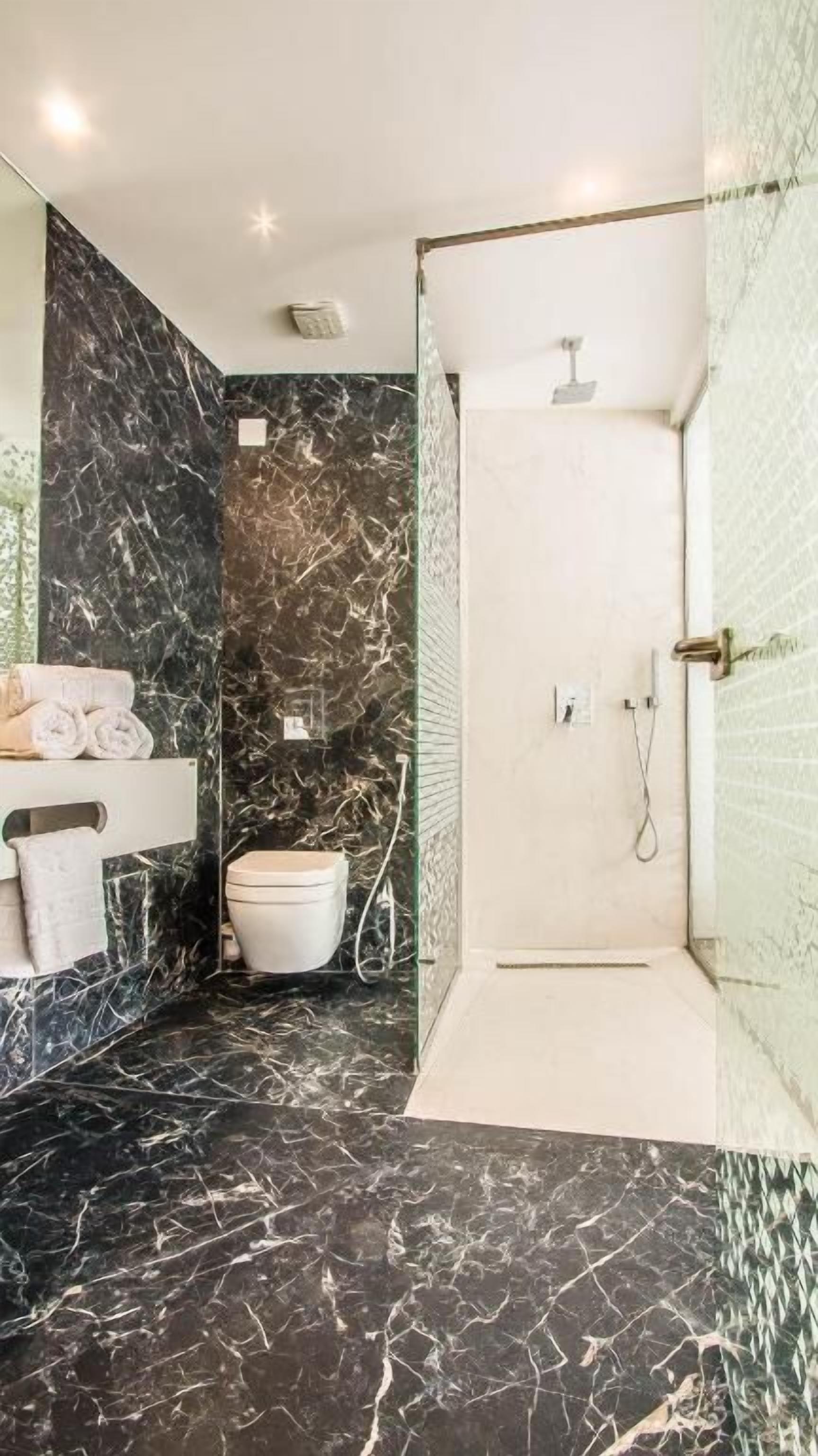 Superior Double Room | Bathroom | Slippers