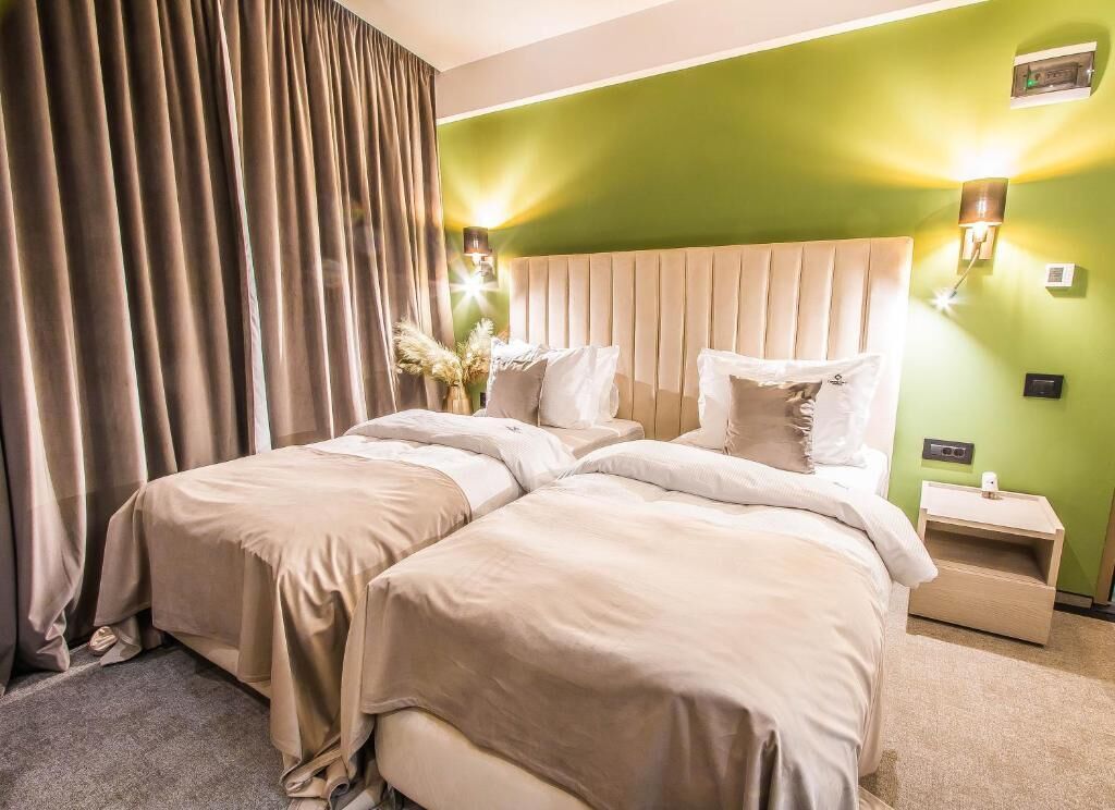 Habitació amb dos llits individuals superior, balcó | Caixa forta a l'habitació, planxa i posts de planxar i wifi gratuïta 