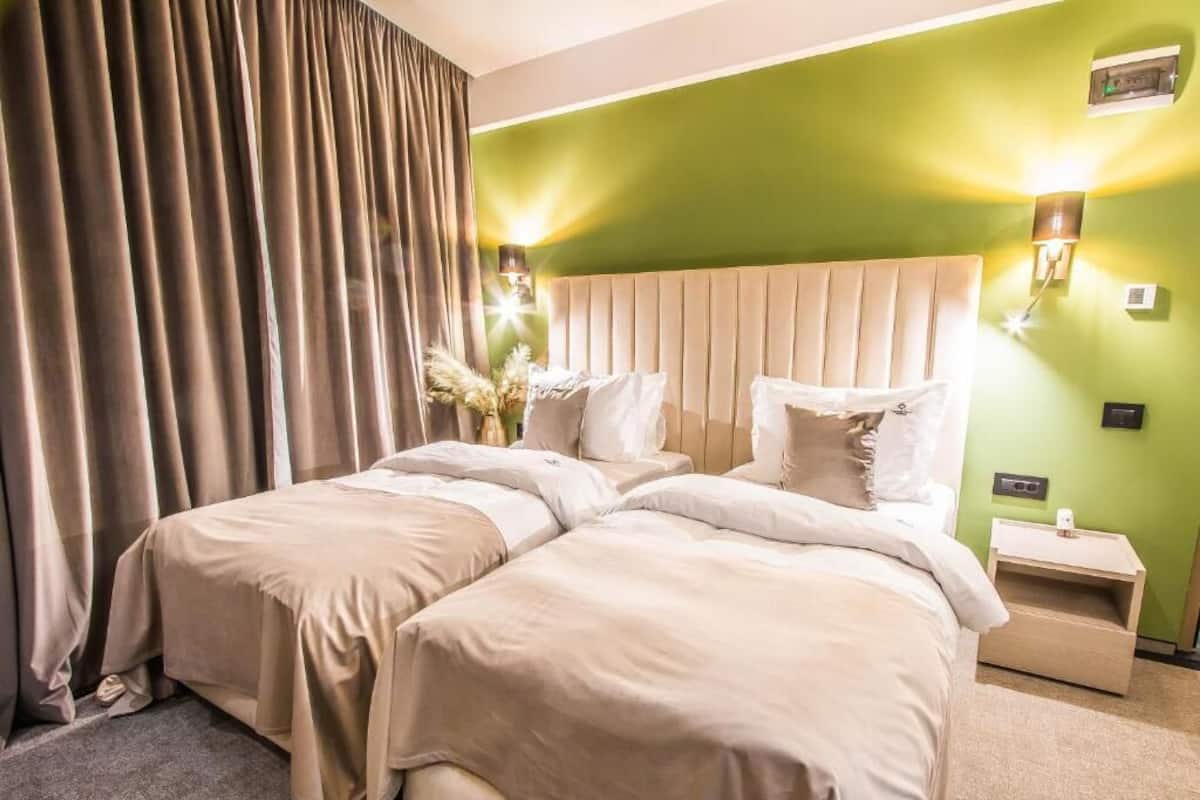 Habitació amb dos llits individuals superior, balcó | Caixa forta a l'habitació, planxa i posts de planxar i wifi gratuïta