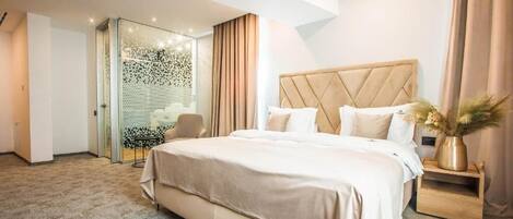 Safe på rommet, strykejern/-brett og wi-fi (inkludert)