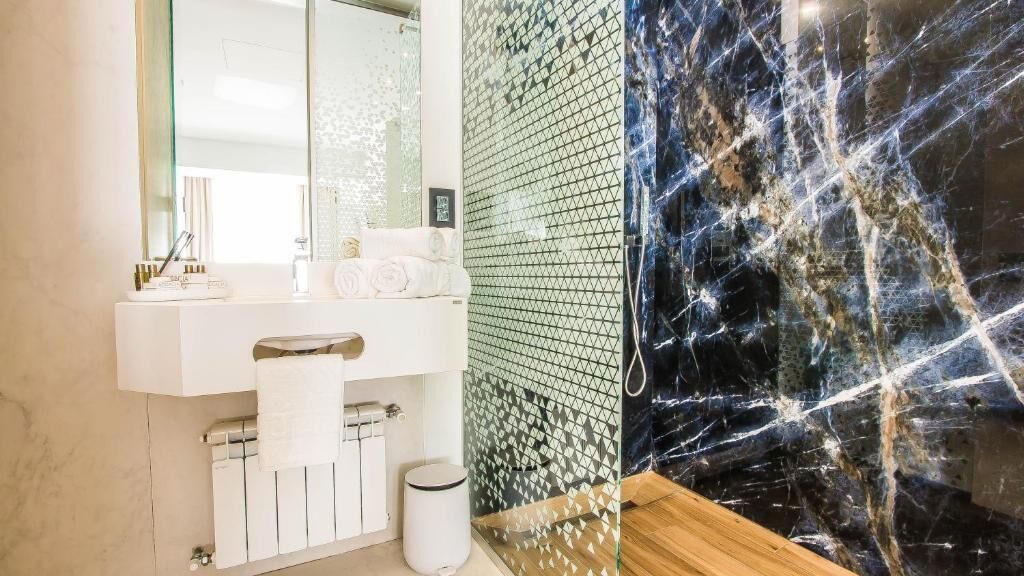 Superior Twin Room, Balcony | Bathroom | Slippers