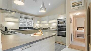 Dishwasher, cookware/dishes/utensils