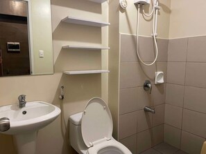 Shower, hair dryer, bidet, towels - Avida Towers Davao City Poblacion studio unit by darpm (Davao City)