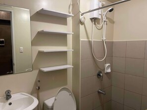 Shower, hair dryer, bidet, towels - Avida Towers Davao City Poblacion studio unit by darpm (Davao City)