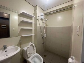 Shower, hair dryer, bidet, towels - Avida Towers Davao City Poblacion studio unit by darpm (Davao City)