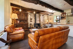 TV, fireplace - La Maison d'Antoinette – Comfort and Charm in Mont-Saint-Michel Bay (Roz sur Couesnon)