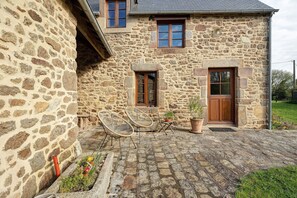 Terrace/patio - La Maison d'Antoinette – Comfort and Charm in Mont-Saint-Michel Bay (Roz sur Couesnon)