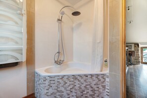 Douche, sèche-cheveux, serviettes fournies