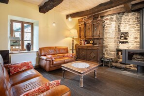 TV, fireplace - La Maison d'Antoinette – Comfort and Charm in Mont-Saint-Michel Bay (Roz sur Couesnon)
