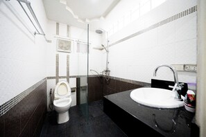 Hair dryer, bidet, towels, soap - Wonderland Amethyst Luxury Villa (Muang Pattaya)