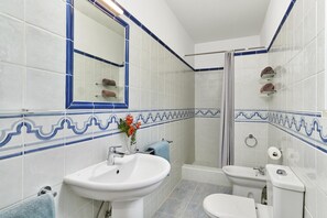 Ducha, secador de pelo, bidet, toallas