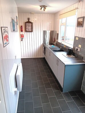 Fridge, microwave, oven, stovetop - Seahorse Chalet Sleeps 6 Pets Log Burner Beach (Bridlington)