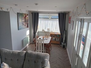 Interior - Seahorse Chalet Sleeps 6 Pets Log Burner Beach (Bridlington)
