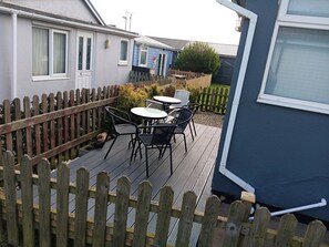 Outdoor dining - Seahorse Chalet Sleeps 6 Pets Log Burner Beach (Bridlington)