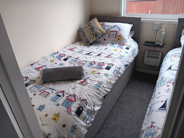 3 bedrooms, iron/ironing board, free WiFi, bed sheets - Seahorse Chalet Sleeps 6 Pets Log Burner Beach (Bridlington)