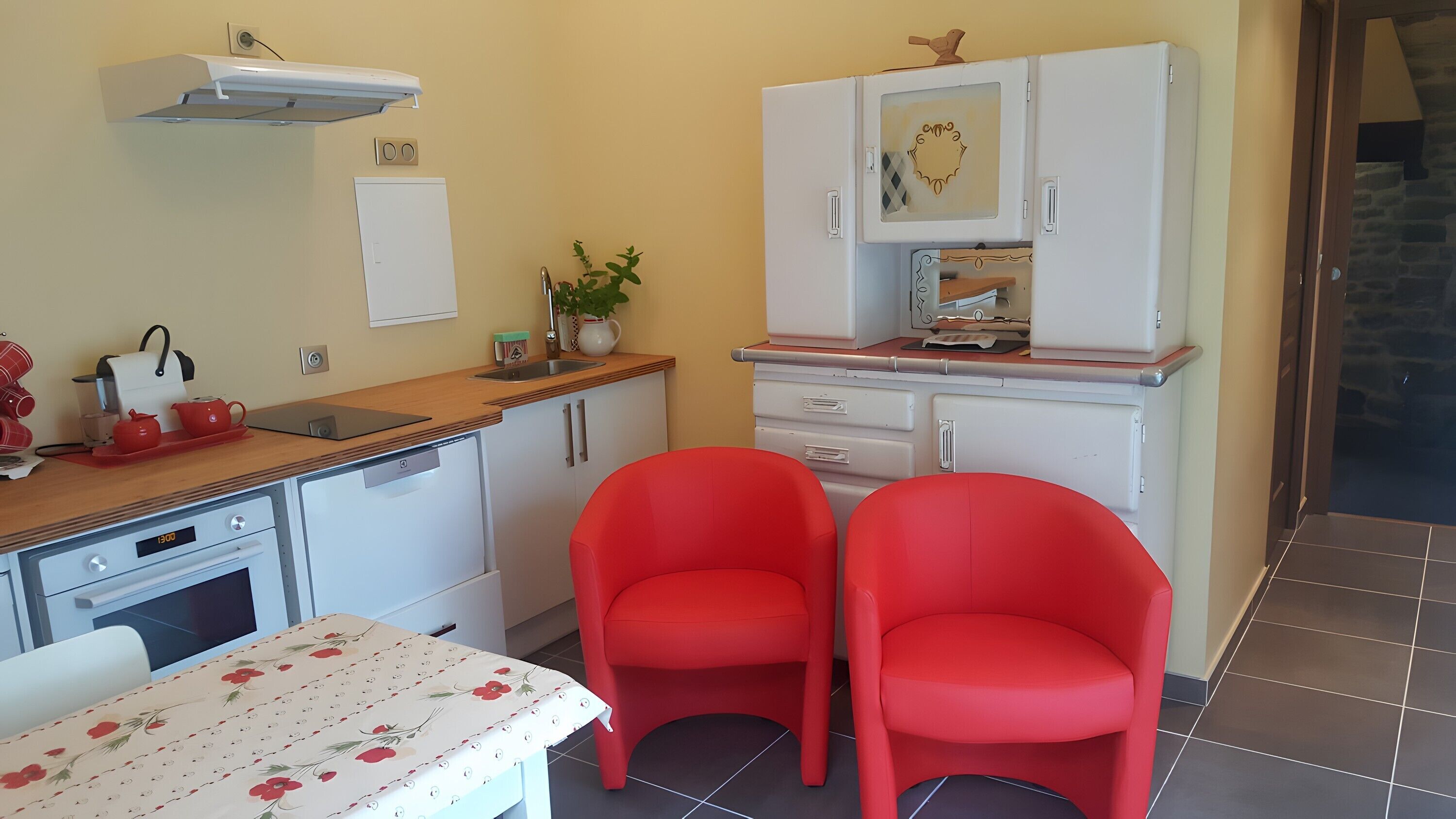 Kjøleskap, mikrobølgeovn, ovn og kokeplater