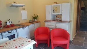 Kjøleskap, mikrobølgeovn, ovn og kokeplater