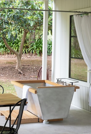 Outdoor dining - Garden Cottage with Outdoor Bath  steps from Ovens River and the bike track (Ovens)