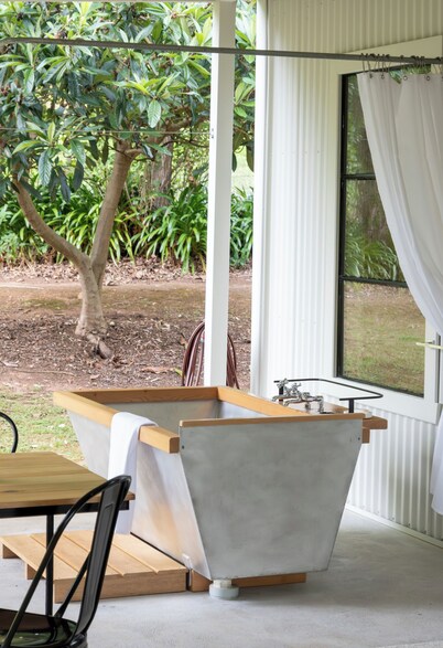 Garden Cottage with Outdoor Bath  steps from Ovens River and the bike track