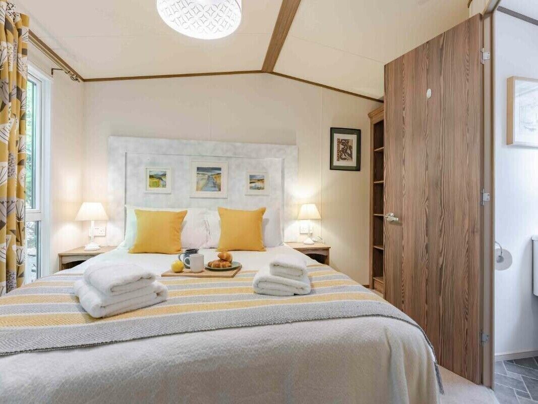 2 bedrooms, individually decorated, individually furnished