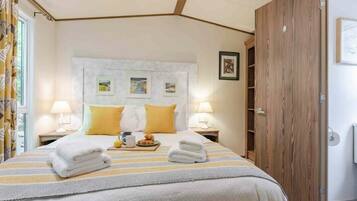 2 bedrooms, individually decorated, individually furnished