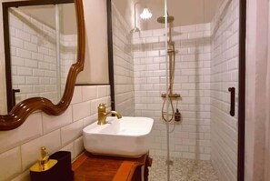 Een douche, een haardroger, handdoeken, zeep