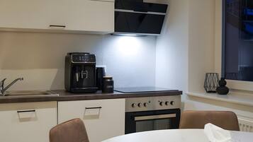 Cafetera/tetera, refrigerador, microondas, horno