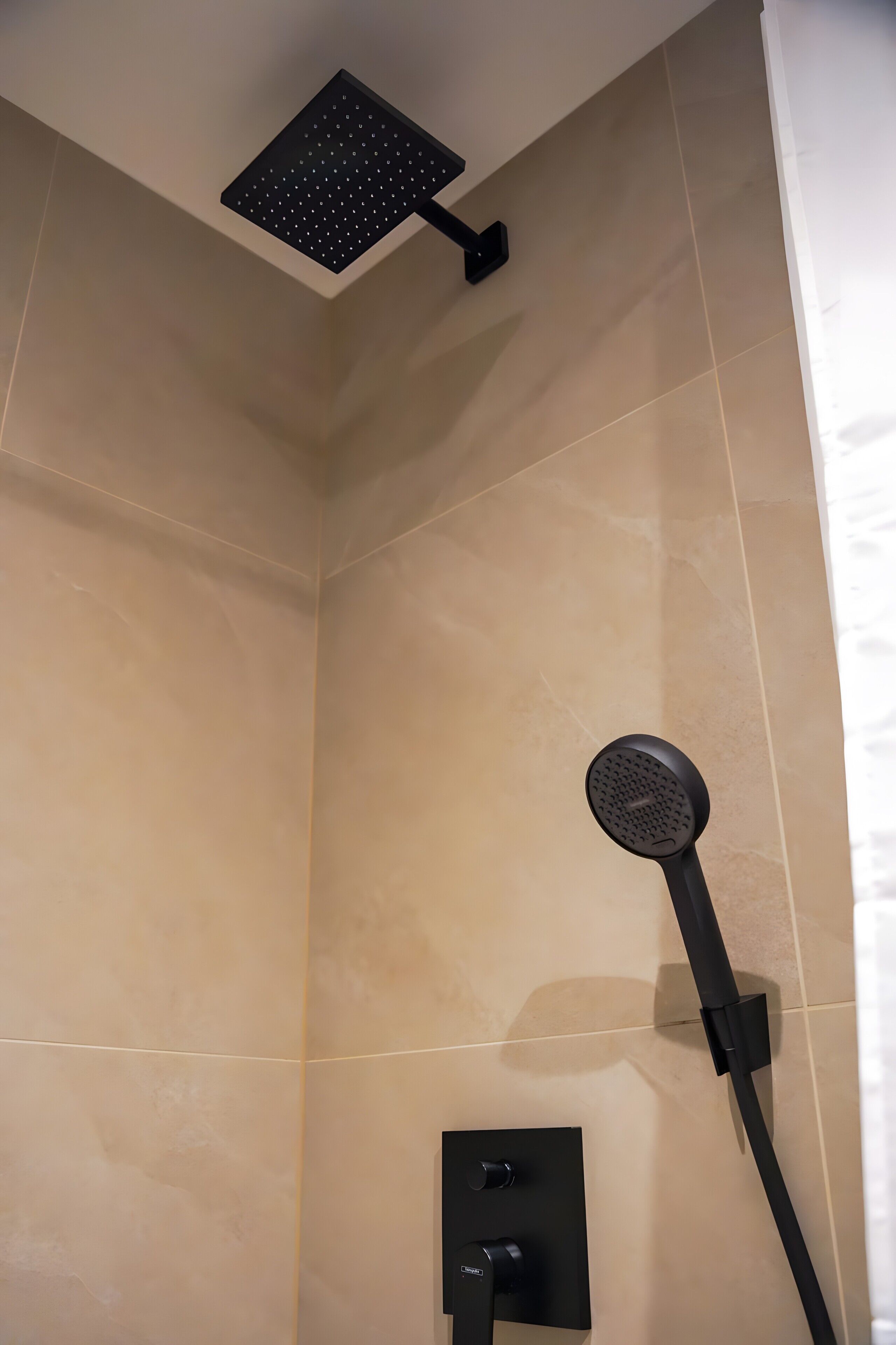 Dusche, kostenlose Toilettenartikel, Haartrockner, Handtücher