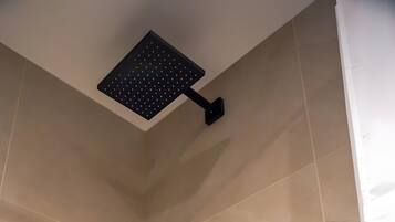 Dusche, kostenlose Toilettenartikel, Haartrockner, Handtücher