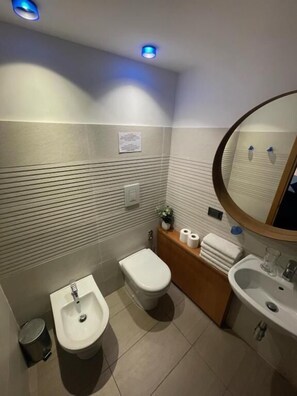 Family Room, Balcony, City View | Bathroom | Shower, free toiletries, hair dryer, towels - Parthenope b&b (Napoli)