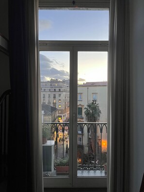 Tweepersoonskamer, balkon, uitzicht op stad | Gratis wifi
