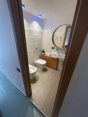 Shower, free toiletries, hair dryer, towels - Parthenope b&b (Naples)