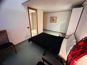 Family Room, Balcony, City View | Free WiFi - Parthenope b&b (Napoli)