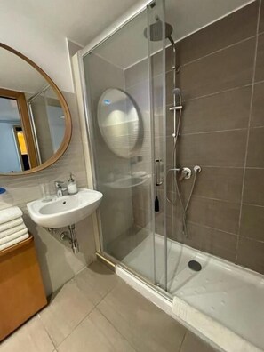 Shower, free toiletries, hair dryer, towels - Parthenope b&b (Naples)