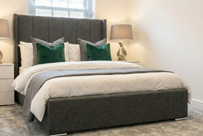 2 bedrooms, desk, iron/ironing board, free WiFi - Modern 2-Bed Apartment Near Canary Wharf & Canada Water Ideal for Long Stays (London)