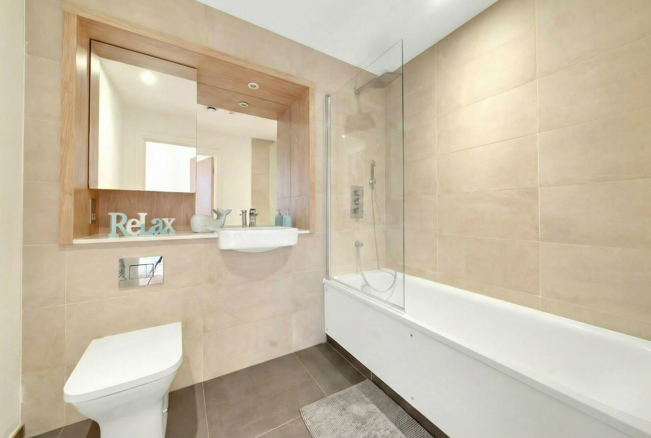 Secadora de cabello, toallas, papel de baño 
