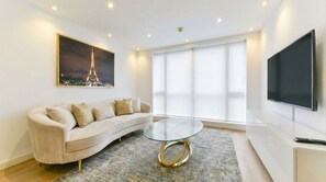 Smart TV - Modern 2-Bed Apartment Near Canary Wharf & Canada Water Ideal for Long Stays (London)