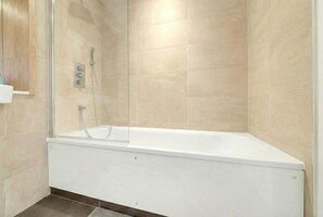 Hair dryer, towels, toilet paper - Modern 2-Bed Apartment Near Canary Wharf & Canada Water Ideal for Long Stays (London)