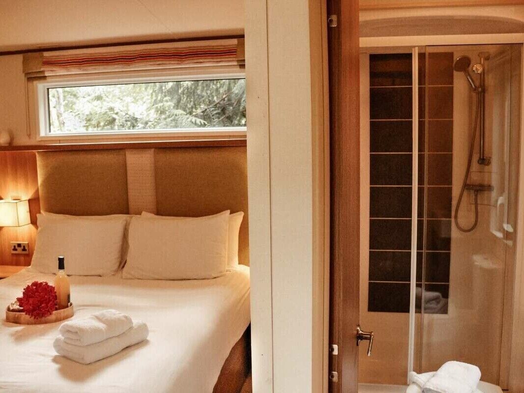 2 bedrooms, individually decorated, individually furnished